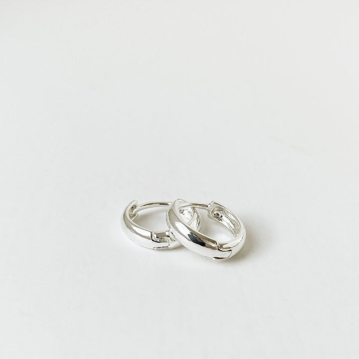 MINIS ANNEAUX ÉPURÉS AU FINI BRILLANT - ARGENT BRILLANT | MINIMALIST MINI HOOPS IN SHINY FINISH - SHINY SILVER