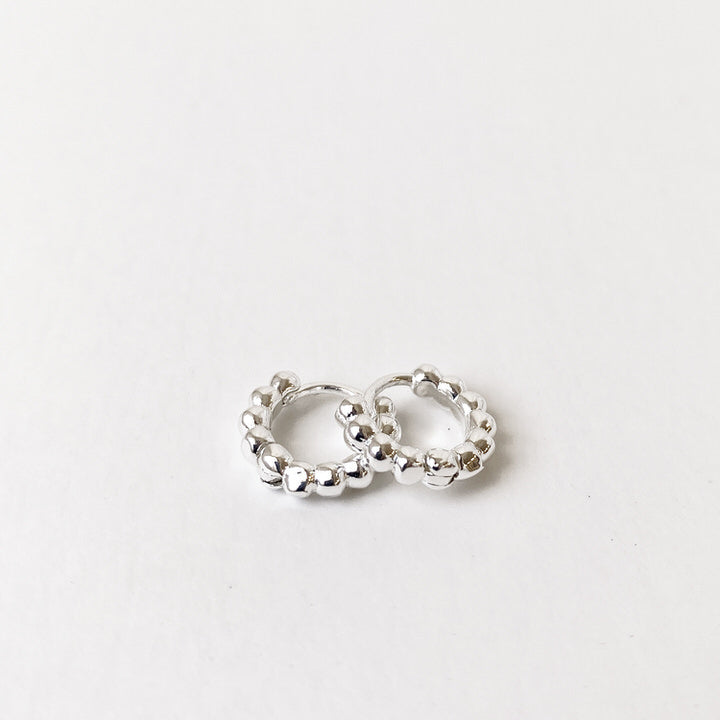 MINIS ANNEAUX ÉPURÉS AU FINI BRILLANT - ARGENT | WIDE MINIMALIST MINI HOOPS IN SHINY FINISH - SILVER