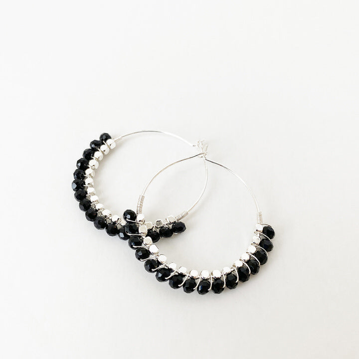 ANNEAUX DÉLICATS AVEC MINI BILLES DE VERRE - ARGENT ET NOIR | DELICATE HOOPS WITH MINI GLASS BEADS - SILVER & BLACK