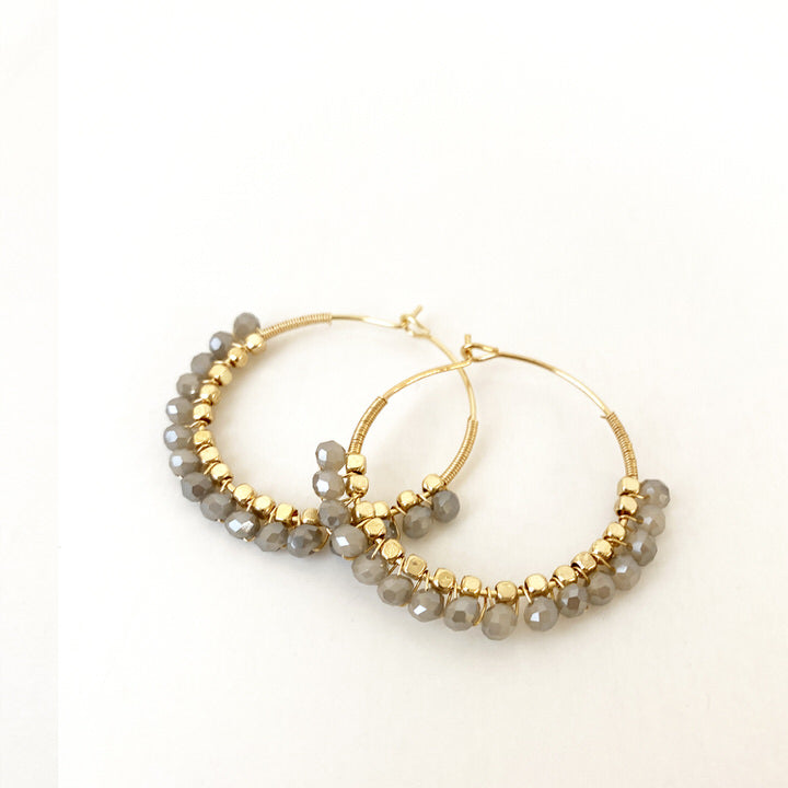 ANNEAUX DÉLICATS AVEC MINI BILLES DE VERRE - OR ET GRIS | DELICATE HOOPS WITH MINI GLASS BEADS - GOLD & GREY