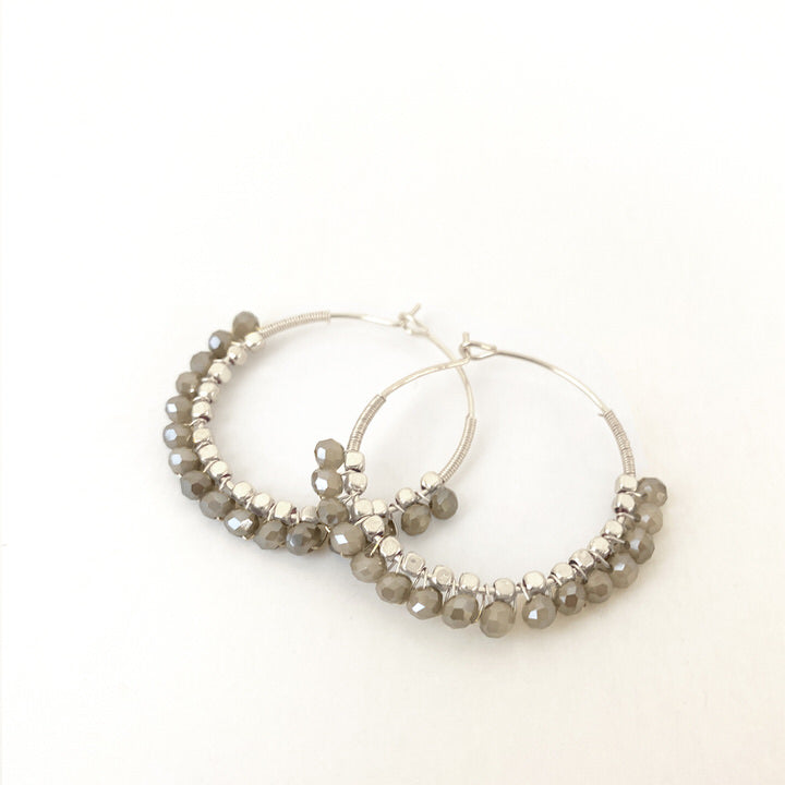 ANNEAUX DÉLICATS AVEC MINI BILLES DE VERRE - ARGENT ET GRIS  | DELICATE HOOPS WITH MINI GLASS BEADS - SILVER & GREY 