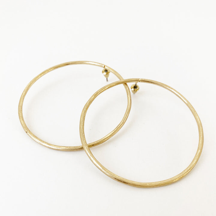 GRANDS ANNEAUX ÉPURÉS AU FINI USÉ - OR MAT | DELICATE AND BIG HOOPS ON CLIPS IN WORN FINISH - WORN GOLD