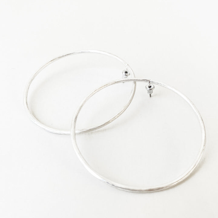 GRANDS ANNEAUX ÉPURÉS AU FINI USÉ - ARGENT MAT | DELICATE AND BIG HOOPS ON CLIPS IN WORN FINISH - WORN SILVER