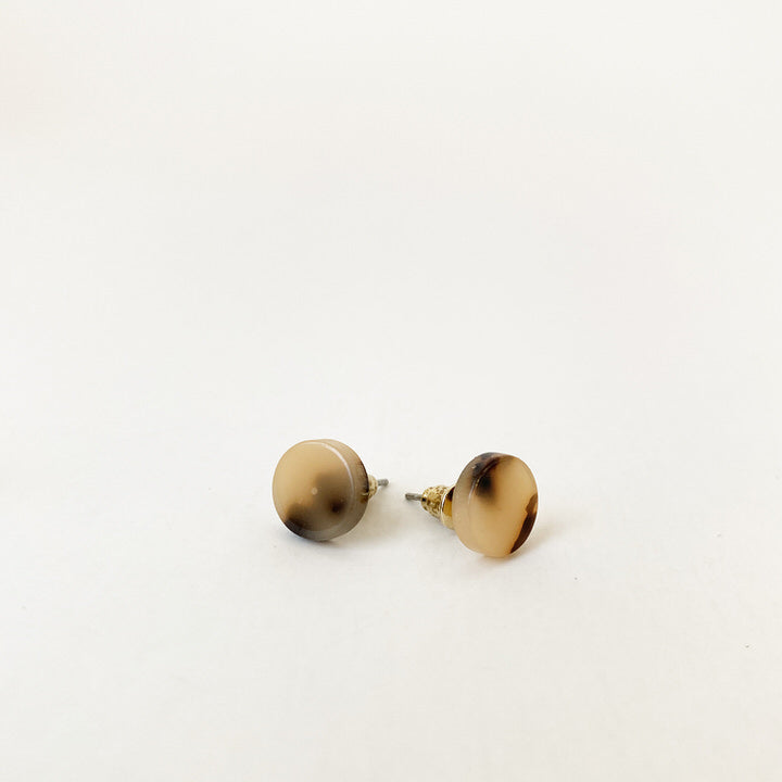 PETITS BOUTONS EN RÉSINE COLORÉE SUR TIGES  - BEIGE ET NOIR | COLOURED DOTS RESIN EARRINGS ON POSTS - LIGHT BEIGE & BLACK