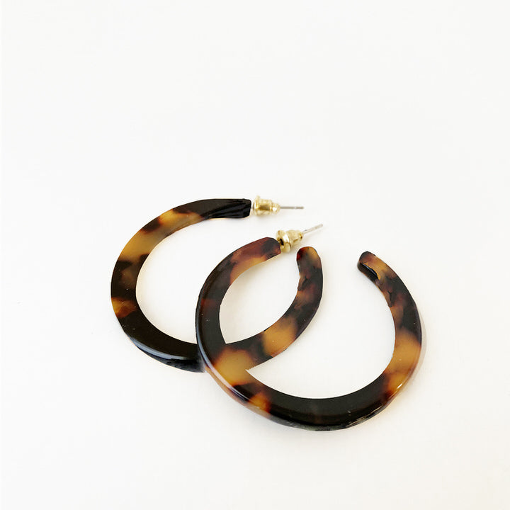 ÉPAIS ANNEAUX EN RÉSINE COLORÉE SUR TIGES  - TORTOISE | MEDIUM & THICK RESIN COLOURED HOOPS ON POSTS - TORTOISE