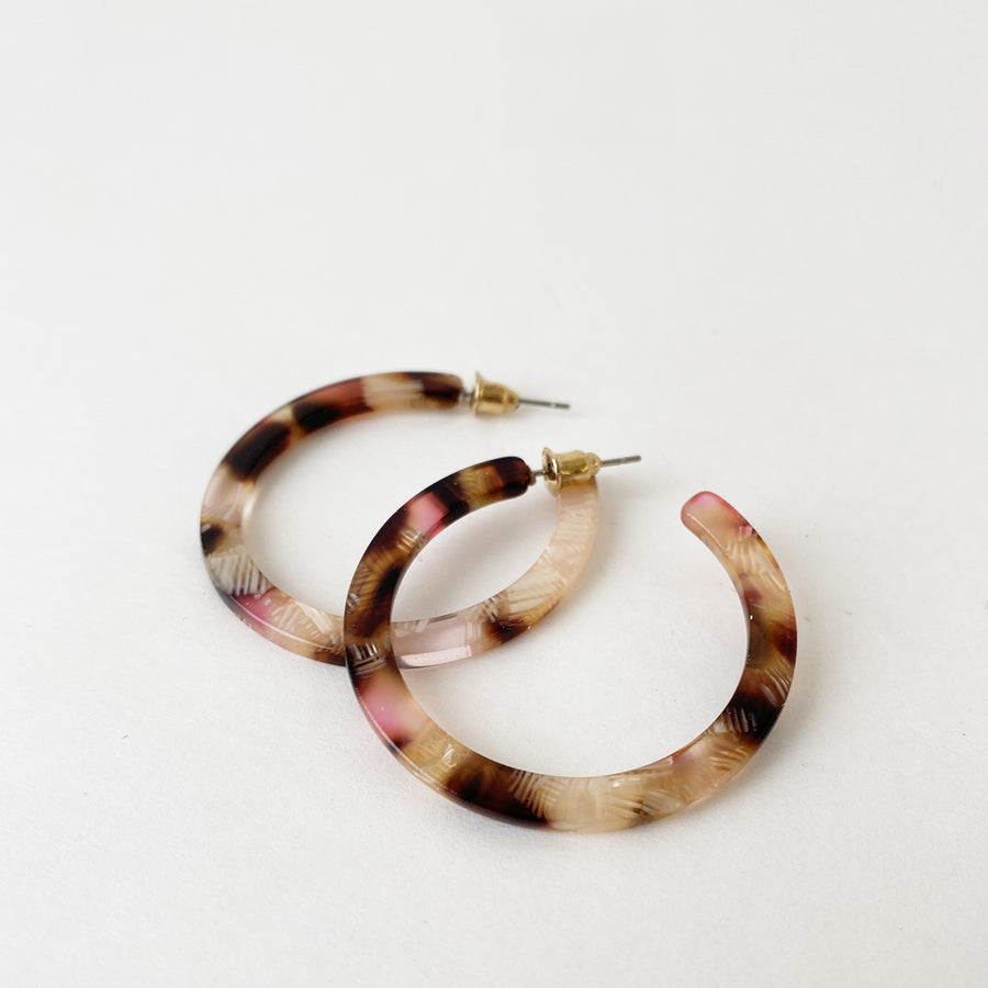 ÉPAIS ANNEAUX EN RÉSINE COLORÉE SUR TIGES  - TORTOISE ET FUCHSIA | MEDIUM & THICK RESIN COLOURED HOOPS ON POSTS - TORTOISE & FUCHSIA