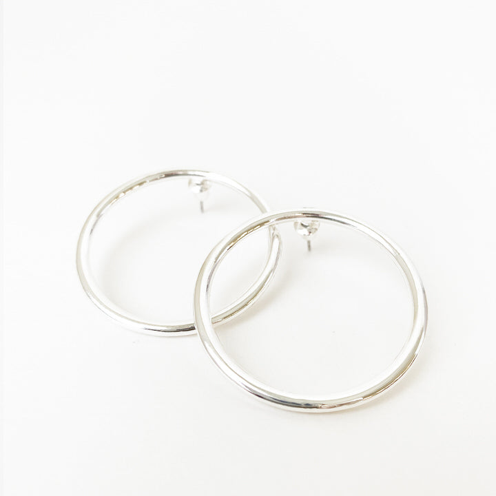 ANNEAUX ÉPURÉS AU FINI BRILLANT - ARGENT | MEDIUM SIZE HOOPS IN SHINY FINISH - SILVER