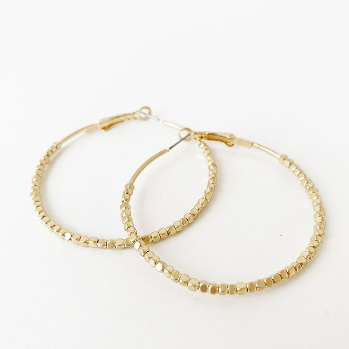 MINI BILLES DE MÉTAL SUR ANNEAUX - OR | MINI METAL BEADS ON HOOPS - GOLD