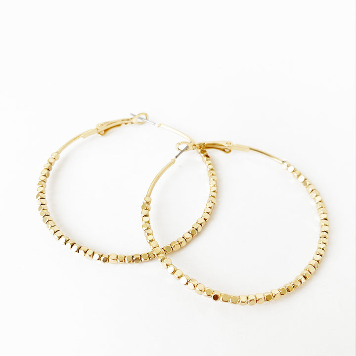 MINI BILLES DE MÉTAL SUR ANNEAUX - OR | MINI METAL BEADS ON HOOPS - GOLD