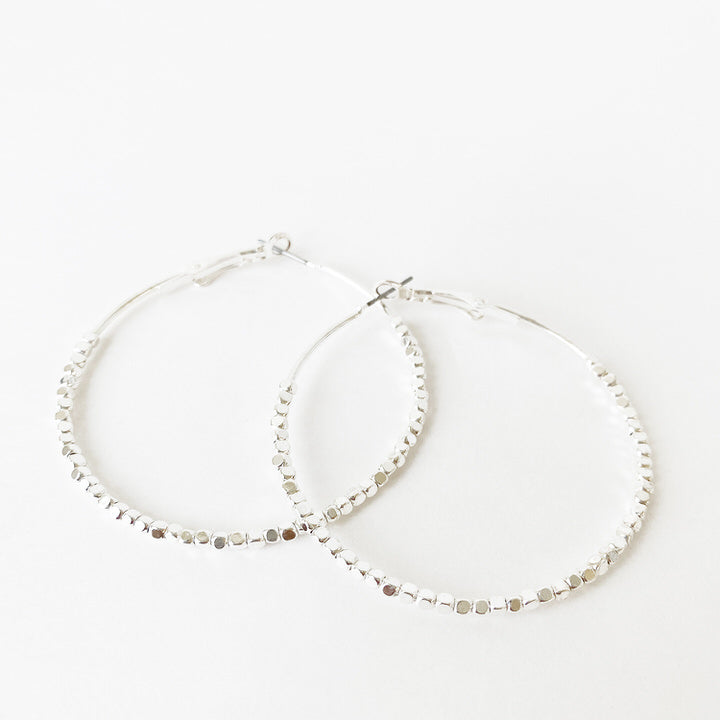 MINI BILLES DE MÉTAL SUR ANNEAUX - ARGENT | MINI METAL BEADS ON HOOPS - SILVER