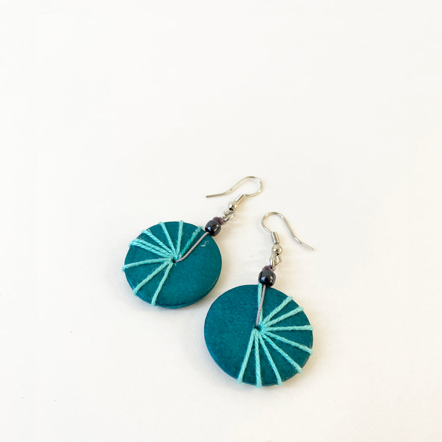 BOUCLES D'OREILLES BOUTONS DE BOIS ET CORDES - AQUA | WOOD BUTTON WITH CORDS EARRINGS  - AQUA