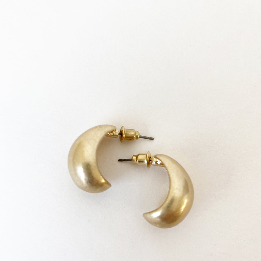 BOUCLES D'OREILLES FORMAT GOUTTES SUR TIGES - OR | DROP SHAPE EARRINGS ON POSTS - GOLD