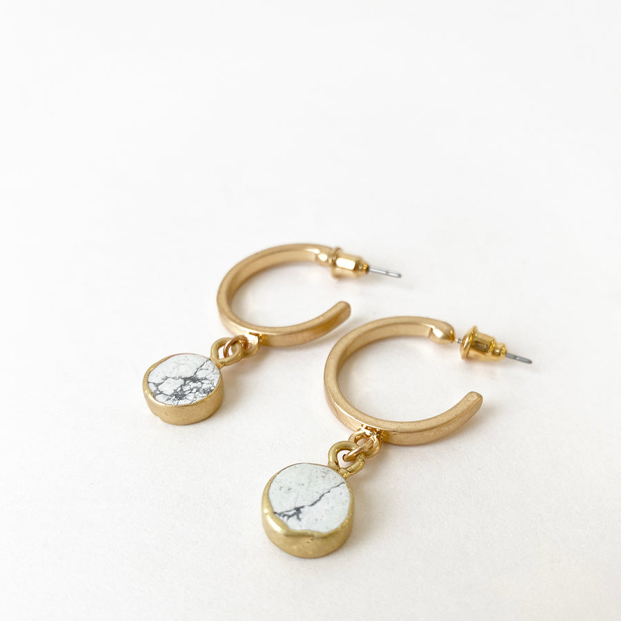 PETITES PIERRES NATURELS SUR ANNEAUX - BLANC ET OR | SMALL NATURAL STONES ON HOOPS - WHITE & GOLD