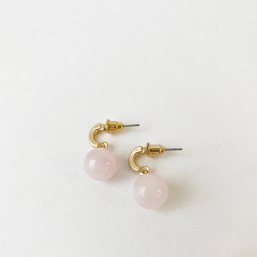 PIERRE NATURELLE SUR DEMI ANNEAUX - PÊCHE ET OR | NATURAL STONE BEADS ON SMALL HALF HOOKS - PEACH & GOLD