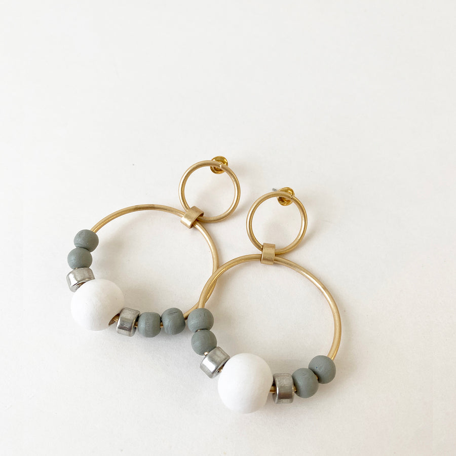 DOUBLE ANNEAUX AVEC BILLES DE BOIS ET MÉTAL SUR TIGES - OR, BLANC ET GRIS  | DOUBLE RINGS WITH WOOD & METAL BEADS ON POSTS  - GOLD, WHITE & GREY