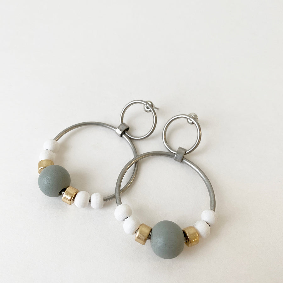 DOUBLE ANNEAUX AVEC BILLES DE BOIS ET MÉTAL SUR TIGES - ARGENT, GRIS ET BLANC | DOUBLE RINGS WITH WOOD & METAL BEADS ON POSTS  - SILVER, GREY & WHITE