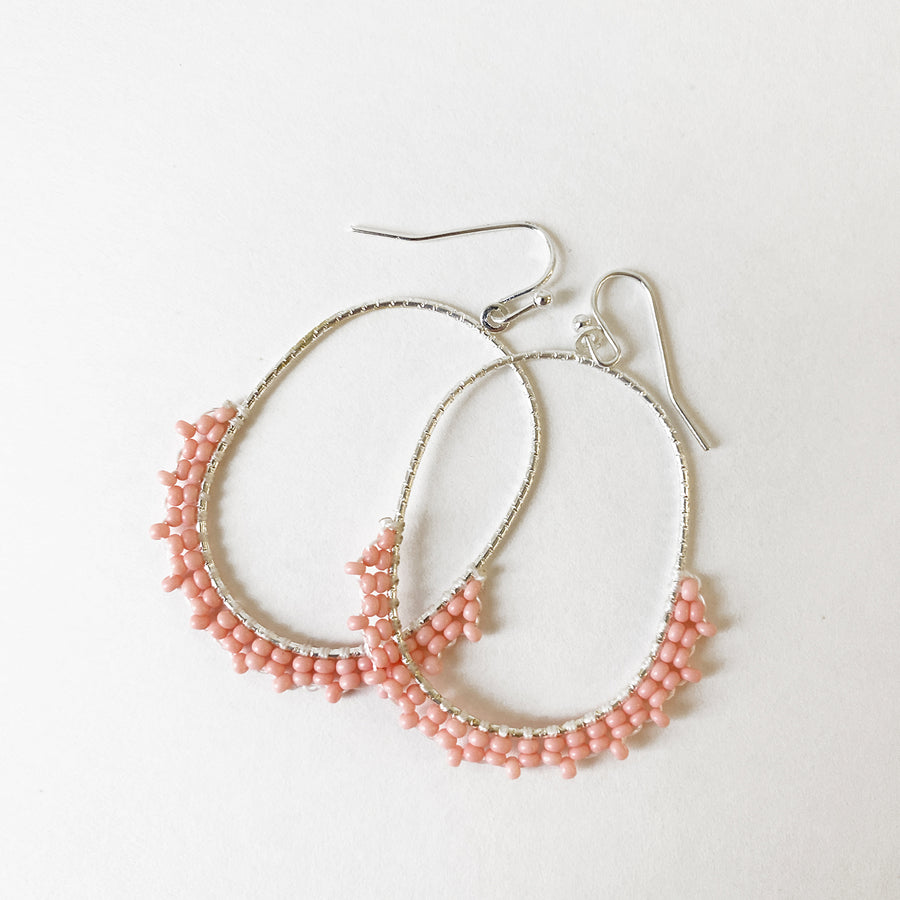 ANNEAUX OVALS ET TEXTURÉS AVEC MINI  - ROSE ET ARGENT | OVAL TEXTURED HOOPS WITH MINI GLASS BEADS ON HOOKS - PINK & SILVER