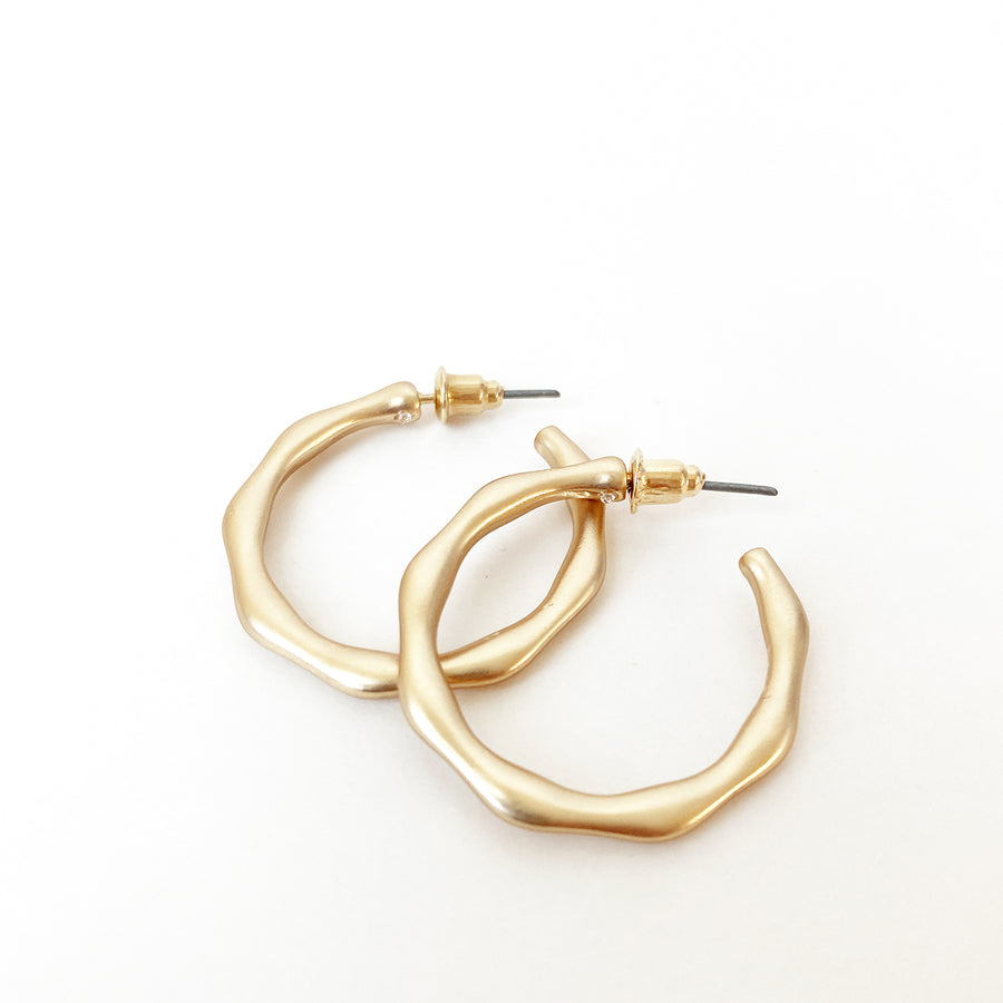 ANNEAUX ONDULÉS SUR TIGES - OR | WAVED METAL HOOPS ON POSTS - GOLD
