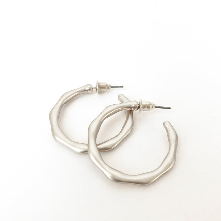 ANNEAUX ONDULÉS SUR TIGES - ARGENT | WAVED METAL HOOPS ON POSTS - SILVER