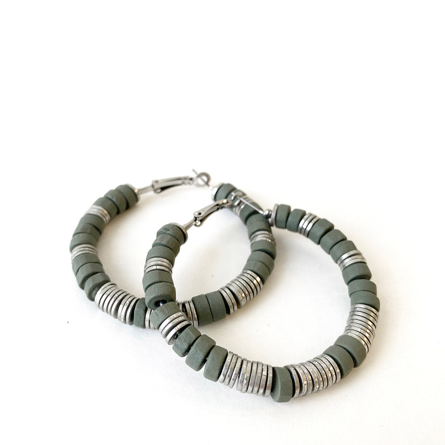 ANNEAUX AVEC PASTILLES DE BOIS ET MÉTAL SUR TIGES - GRIS ET ARGENT | WOOD & METAL BEADS HOOPS ON POSTS - GREY & SILVER