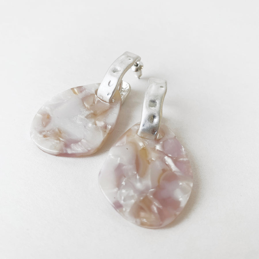 BOUCLES D'OREILLES FORMES IRRÉGULIÈRES EN RÉSINE SUR ANNEAUX MARTELLÉS - ROSE ET OR | IRREGULAR RESIN SHAPE EARRINGS ON HAMMERED METAL HALF HOOPS - PINK & GOLD