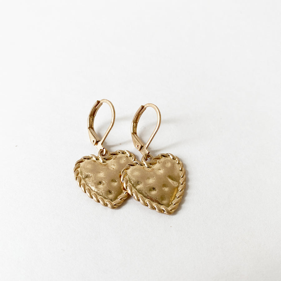 C?URS  FINI ANTIQUE SUR DORMEUSES - OR | ANTIK FINISH HEARTS ON ''D'' HOOKS - GOLD