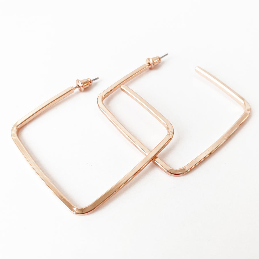 ANNEAUX CARRÉS SUR TIGES - ARGENT | SQUARED HOOPS ON POSTS - ROSE GOLD