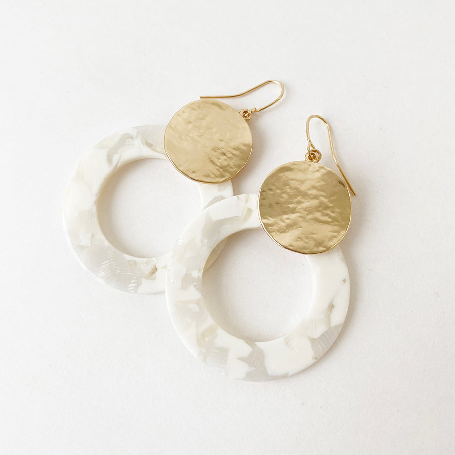 PASTILLES RONDES FINI TEXTURÉ ET ANNEAUX DE RÉSINE SUR CROCHETS - BLANC ET OR | TEXTURED FLAT DISCS & RESIN RINGS ON HOOKS - WHITE & GOLD