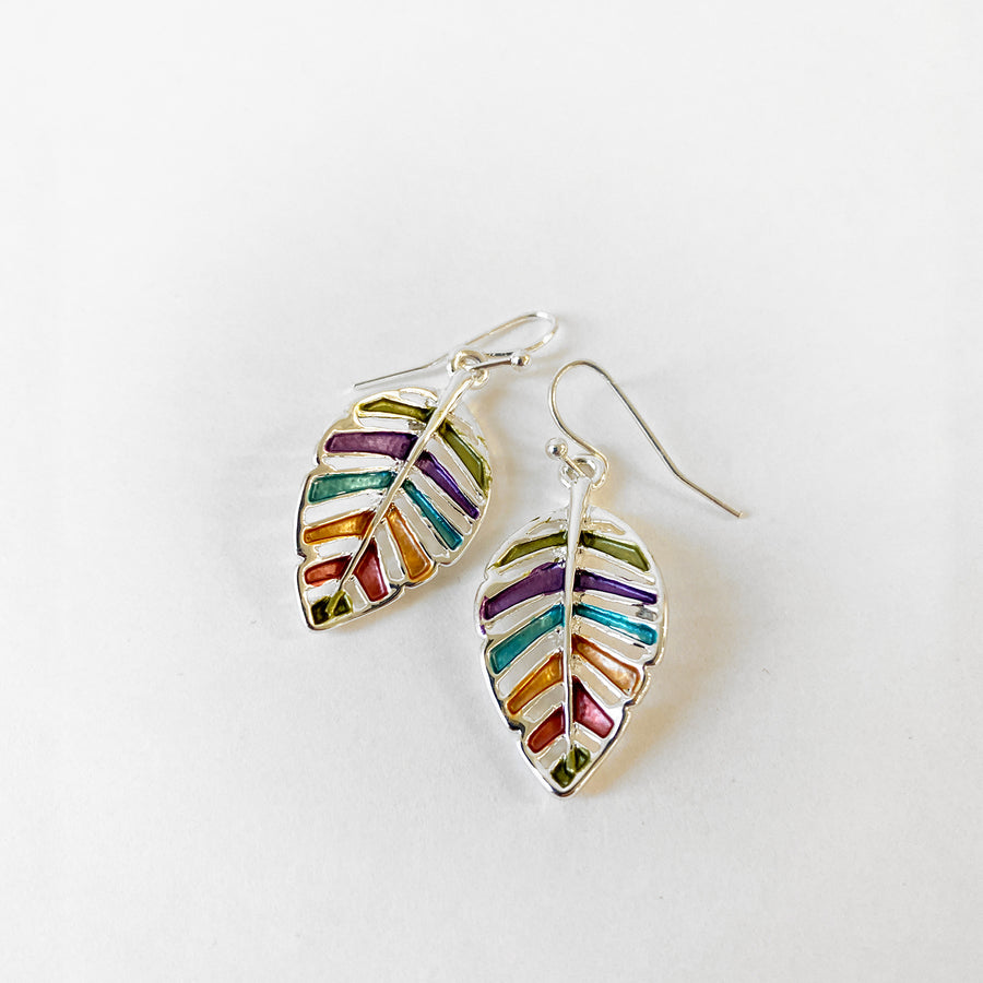 BOUCLES D'OREILLES FEUILLES MÉTALLIQUES PEINTES À LA MAIN SUR CROCHETS - MULTI COULEURS | HAND PAINTED LEAVES EARRINGS ON HOOKS - MIX COLORS & SILVER