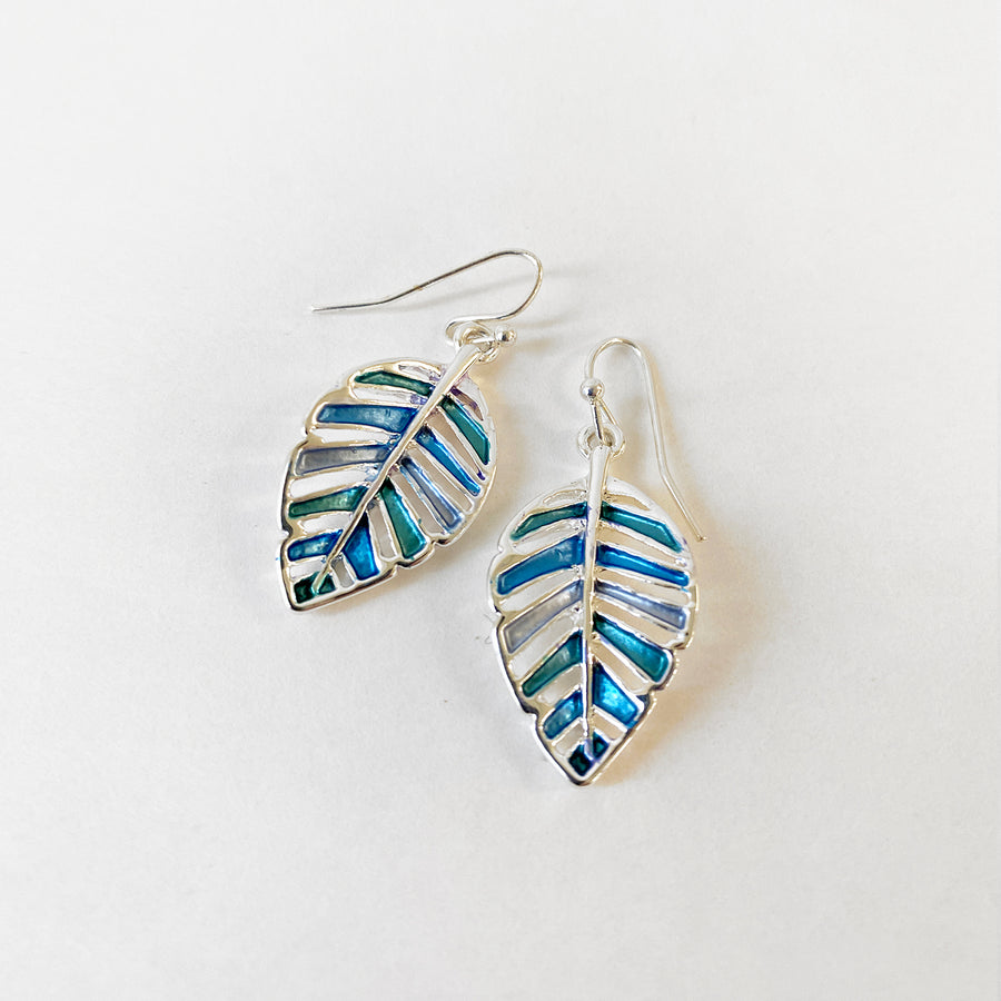 BOUCLES D'OREILLES FEUILLES MÉTALLIQUES PEINTES À LA MAIN SUR CROCHETS - MULTI BLEUS ET ARGENT | HAND PAINTED LEAVES EARRINGS ON HOOKS - MIX BLUE & SILVER