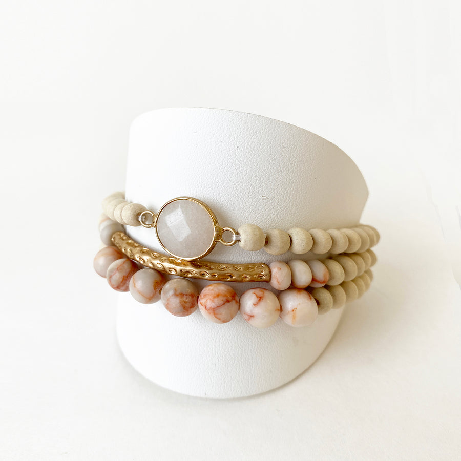 BRACELET 3 RANGS SUR ÉLASTIQUE AVEC PIERRES NATURELLES, BILLES DE MÉTAL ET BOIS - BEIGE ET OR | 3 ROWS BRACELET ON ELASTIC WITH NATURAL STONES, WOOD & METAL BEADS - BEIGE & GOLD