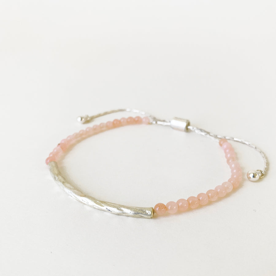BRACELET AJUST. ET DÉLICAT AVEC PIERRES NATURELLES ET MÉTAL - PÊCHE ET ARGENT | ADJ. DELICATE BRACELET WITH REAL STONE BEADS AND METAL - PEACH & SILVER