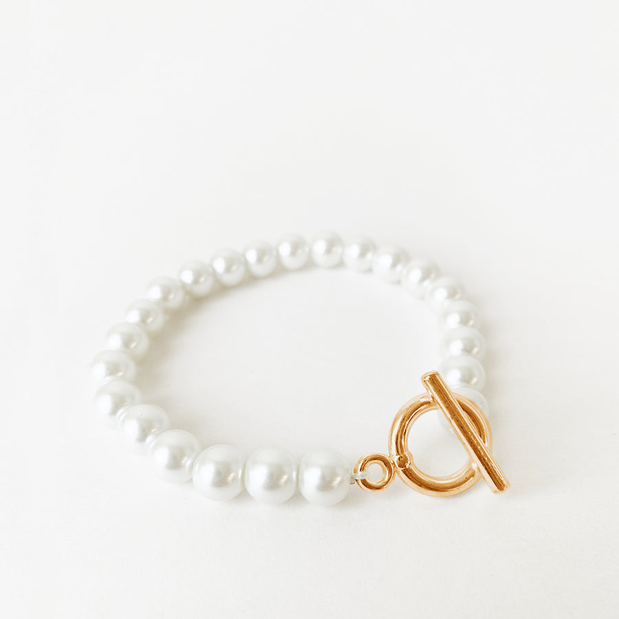 BRACELET IMITATION PERLES AVEC FERMOIR À TRAVERSE - BLANC ET OR | FAUX PEARLS BRACELET WITH TOGGLE CLOSURE - WHITE & GOLD