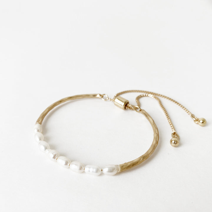 BRACELET AJUST. ET DÉLICAT AVEC PERLES DE RIVIÈRE ET MÉTAL - OR | ADJ. DELICATE BRACELET WITH RIVER PEARLS AND METAL  - GOLD
