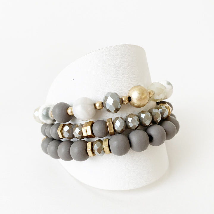 ENS. 3 RANGS AVEC BILLES DE VERRE, MÉTAL, PIERRE NAT. ET BOIS - GRIS ET OR | SET OF 3 BRACELETS, GLASS, METAL, STONE & WOOD BEADS - GREY & GOLD