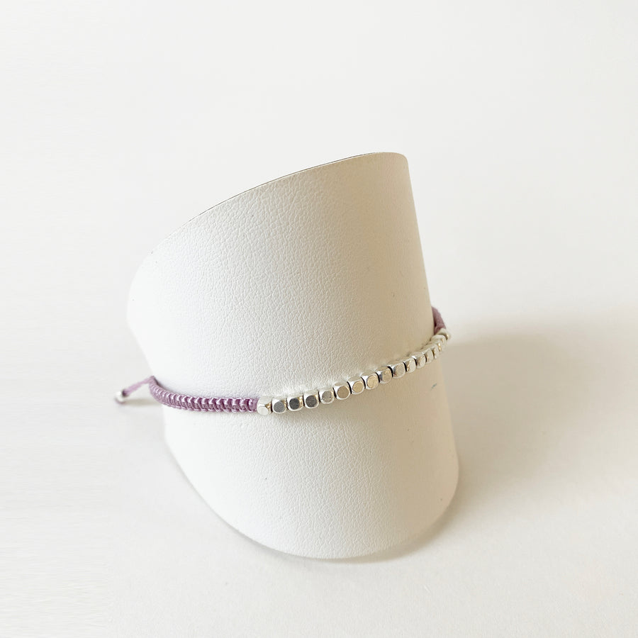 BRACELET DE FILS DÉLICAT ET AJUSTABLE AVEC PETITES BILLES DE MÉTAL - LAVENDE ET ARGENT | DELICATE ADJUSTABLE BRACELET WITH THREADS & SMALL METAL BEADS - LAVENDER & SILVER