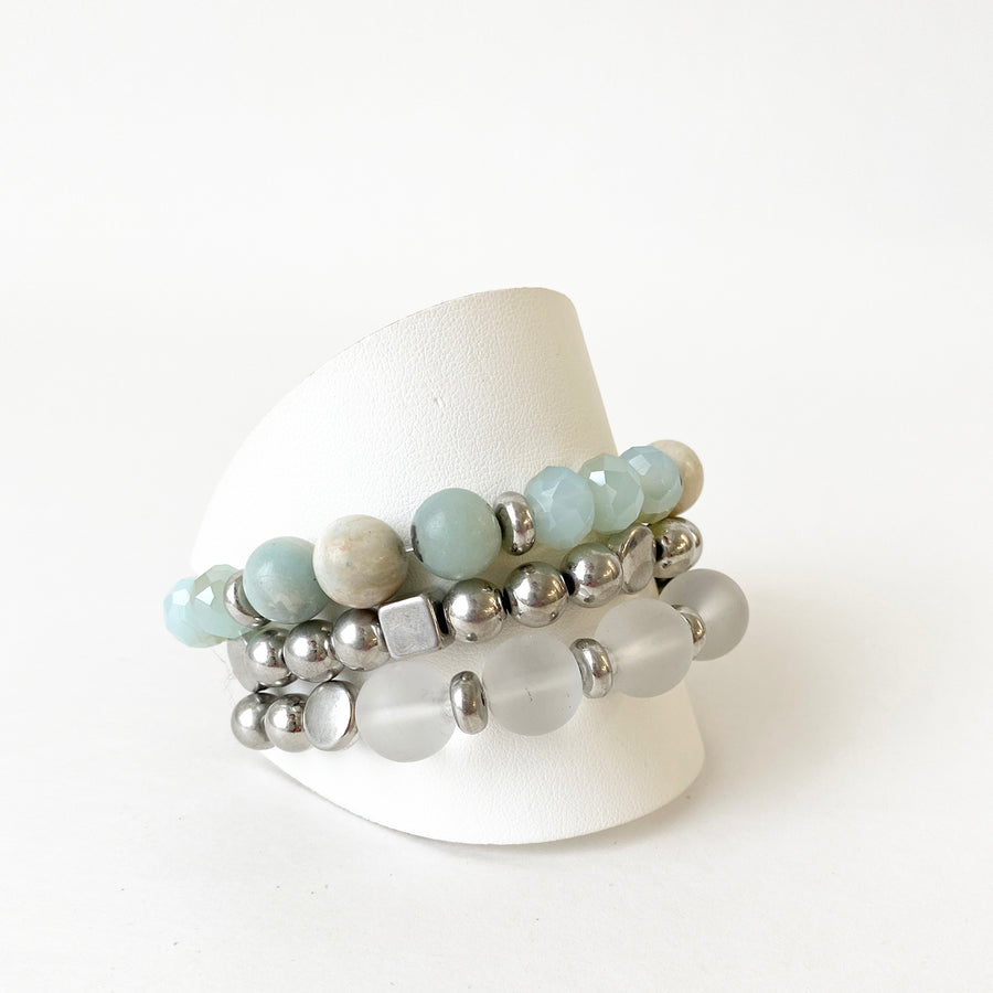 BRACELET 3 RANGS SUR ÉLASTIQUE AVEC BILLES DE VERRE, MÉTAL & PIERRES NATURELLES  - AQUA ET ARGENT | 3 ROWS BRACELET ON ELASTIC WITH GLASS, NATURAL STONES & METAL BEADS - AQUA & SILVER