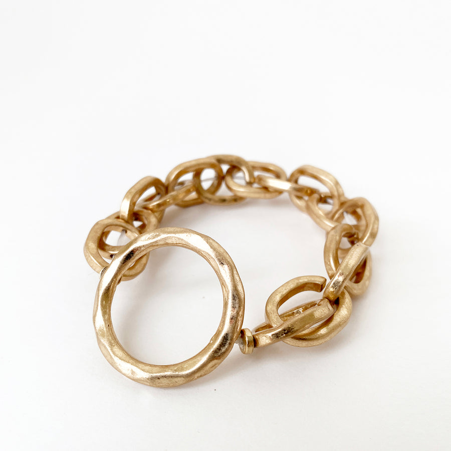 BRACELET À MAILLONS AVEC ANNEAU ONDULÉ AU FINI USÉ SUR ÉLASTIQUE - OR | BRACELET WITH METAL LINKS & WAVED RING IN WORN FINISH ON ELASTIC - GOLD