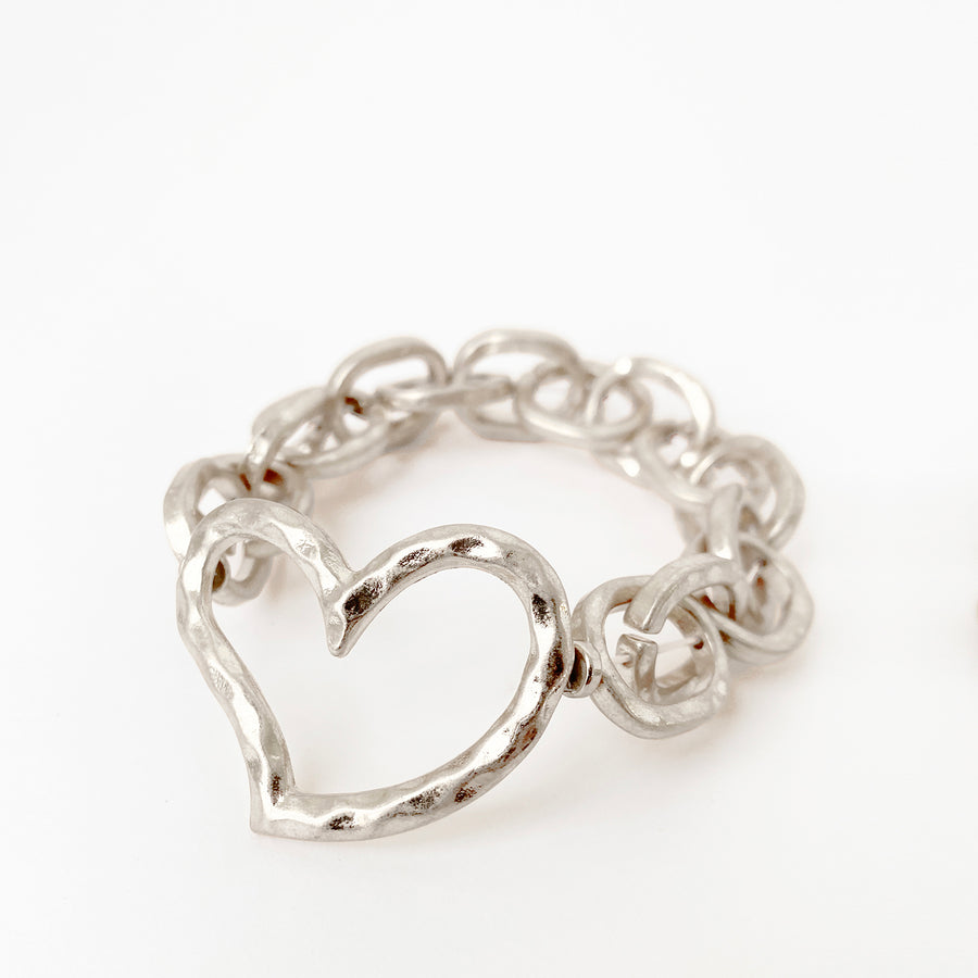 BRACELET À MAILLONS AVEC COEUR ONDULÉ AU FINI USÉ SUR ÉLASTIQUE - ARGENT | BRACELET WITH METAL LINKS & WAVED HEART IN WORN FINISH ON ELASTIC - SILVER
