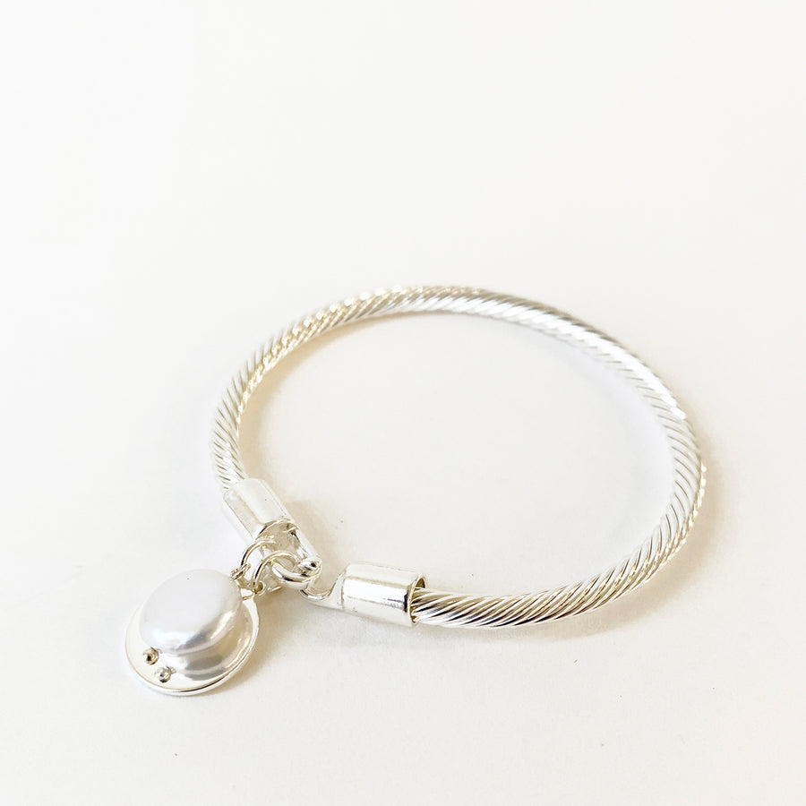 BRACELET MÉTALLIQUE FINI TEXTURÉ AVEC DOUBLES BRELOQUES PASTILLES IMITATION PERLE.ATTACHE CROCHET  - ARGENT | TEXTURED METALLIC BRACELET WITH FLAT FAUX PEARL CHARMS.HOOK ATTACH - SILVER
