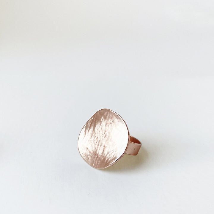 BAGUE PASTILLE RONDE AU FINI TEXTURÉ - OR ROSE | TEXTURED FLAT DISC RING - ROSE GOLD