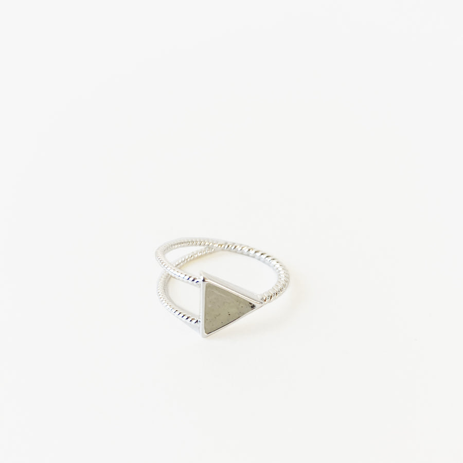 BAGUE DE FORME TRIANGULAIRE EN PIERRE NATURELLE - QUATUOR - GRIS ET ARGENT | TRIANGLE SHAPE NATURAL STONE SIZED RING - QUARTET - GREY & SILVER