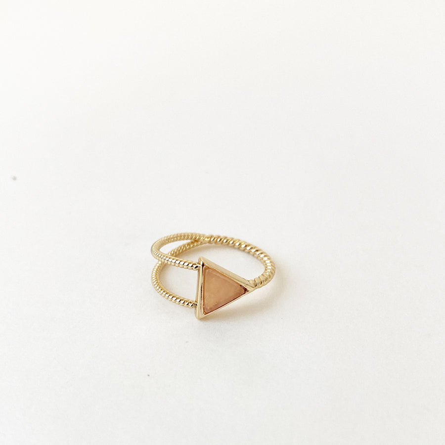 BAGUE DE FORME TRIANGULAIRE EN PIERRE NATURELLE - QUATUOR - ROSE ET OR | TRIANGLE SHAPE NATURAL STONE SIZED RING - QUARTET - PINK & GOLD