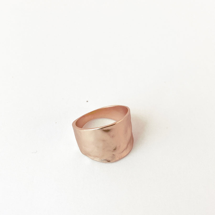 BAGUE AU FINI TEXTURÉ - OR ROSE | TEXTURED SIZED RING - ROSE GOLD