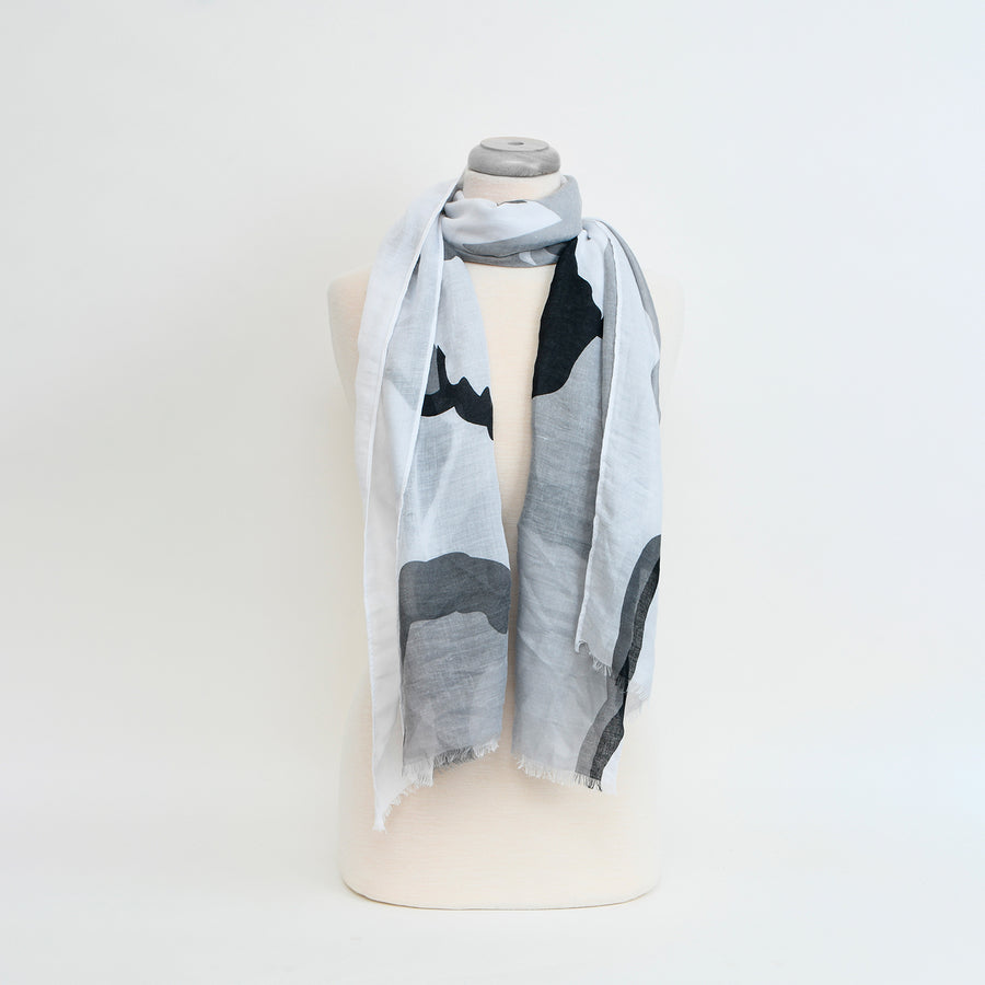 FOULARD LÉGER  IMPRIMÉ GÉO ABSTRAIT - GRIS ET NOIR | LIGHTWEIGHT ABSTRACT GEO PRINTED SCARF - GREY & BLACK