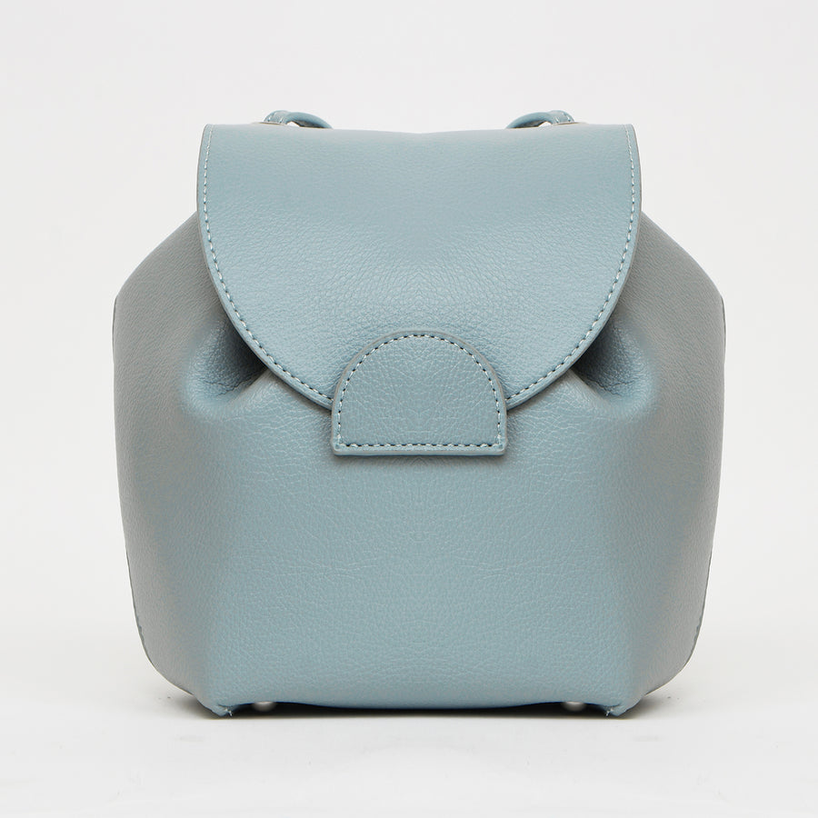 PETIT SAC À MAIN/SAC À DOS AVEC FERMETURE À RABAS ET BOUTON AIMANTÉ ET GANSES AJUSTABLES - IMITATION CUIR - BLEU PÂLE | SMALL SHOULDER BAG/BACKPACK WITH ADJ. STRAP AND MAGNET BUTTON CLOSURE- IMITATION LEATHER - LIGHT BLUE