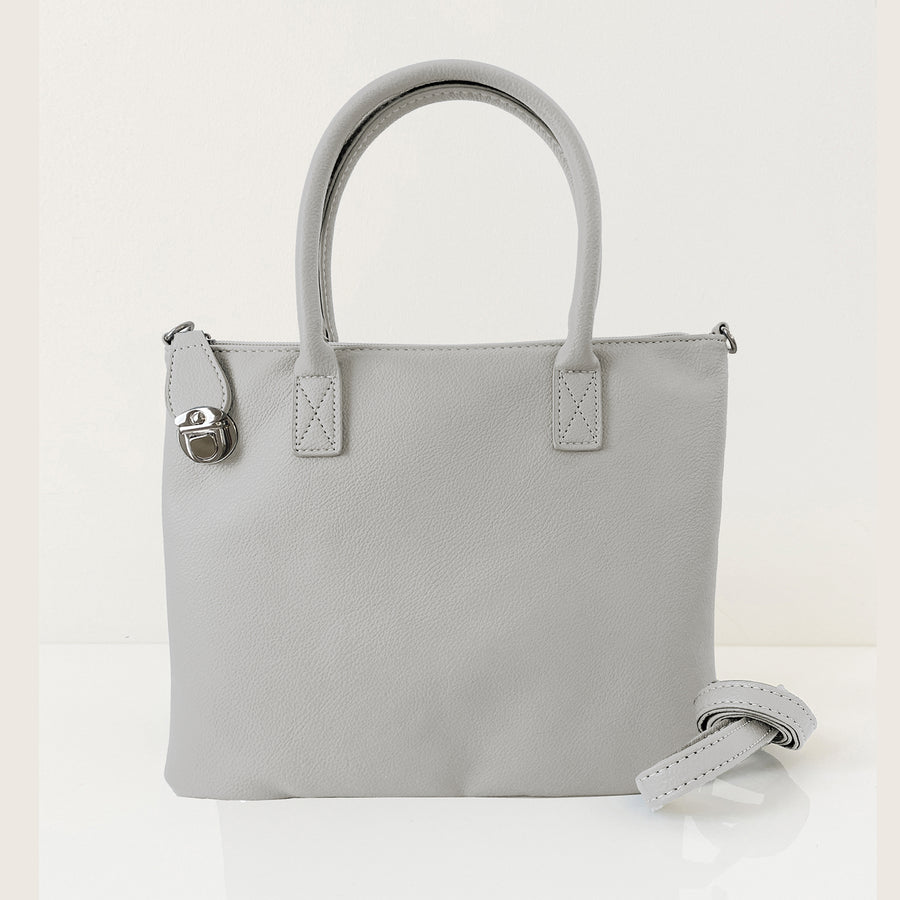 SAC PLAT ET SOUPLE MULTI POCHETTES INT. ET GANSE AJUST. ET AMOVIBLE-IMITATION CUIR - GRIS PÂLE | FLAT HAND/XBODY BAG W/MULTI INS. POCKETS & REMOVABLE ADJ. STRAP-IMITATION LEATHER - LIGHT GREY