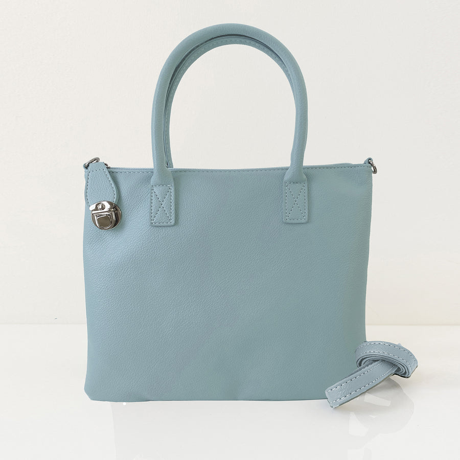 SAC PLAT ET SOUPLE MULTI POCHETTES INT. ET GANSE AJUST. ET AMOVIBLE-IMITATION CUIR - BLEU PÂLE | FLAT HAND/XBODY BAG W/MULTI INS. POCKETS & REMOVABLE ADJ. STRAP-IMITATION LEATHER - LIGHT BLUE