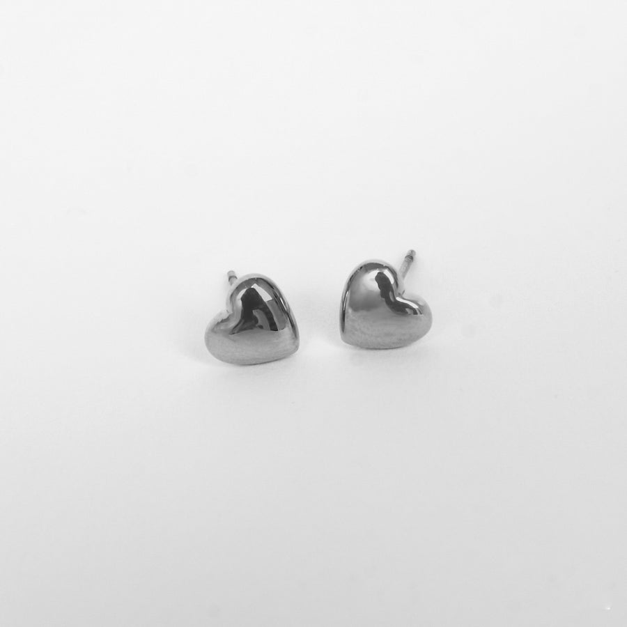 Boucles d'oreilles argentées en acier inoxydable avec petits cœurs E003-S